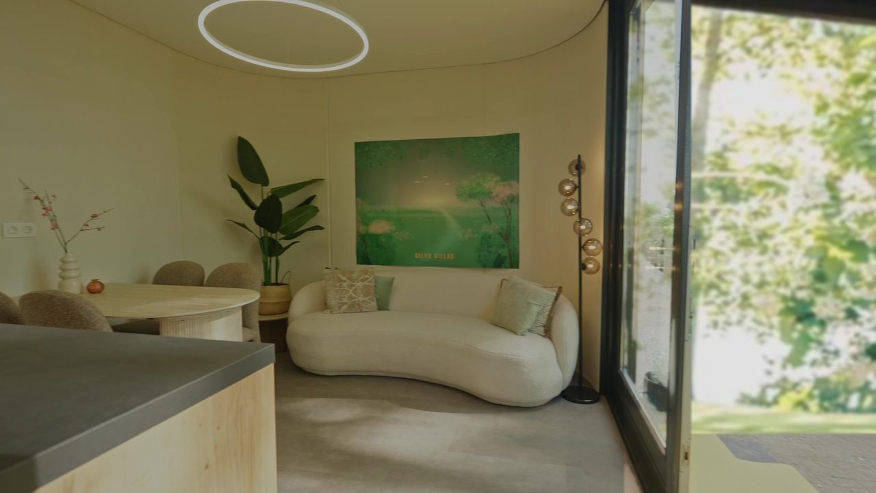 De lounge met zicht op de open deur naar de tuin