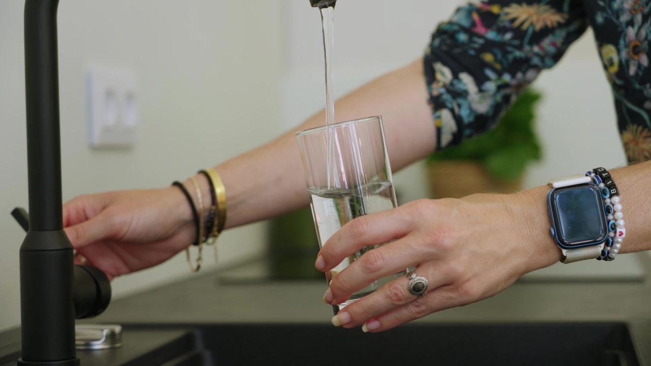 Handen aan de kraan, het materiaal onder de hand