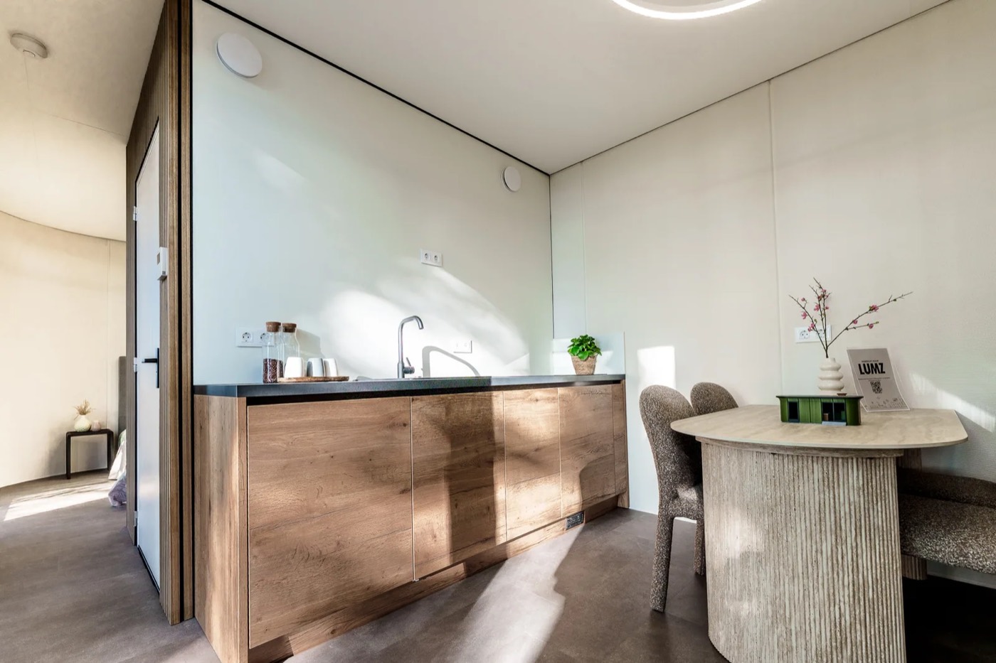 Interieur van een Silva keuken met eethoek