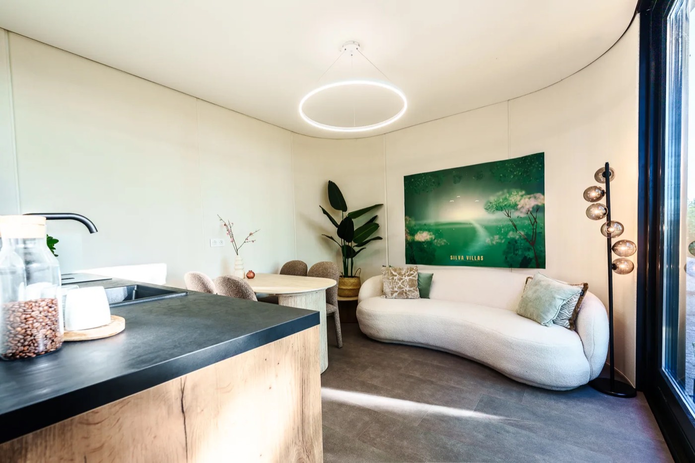 De leefruimte met gebogen wand