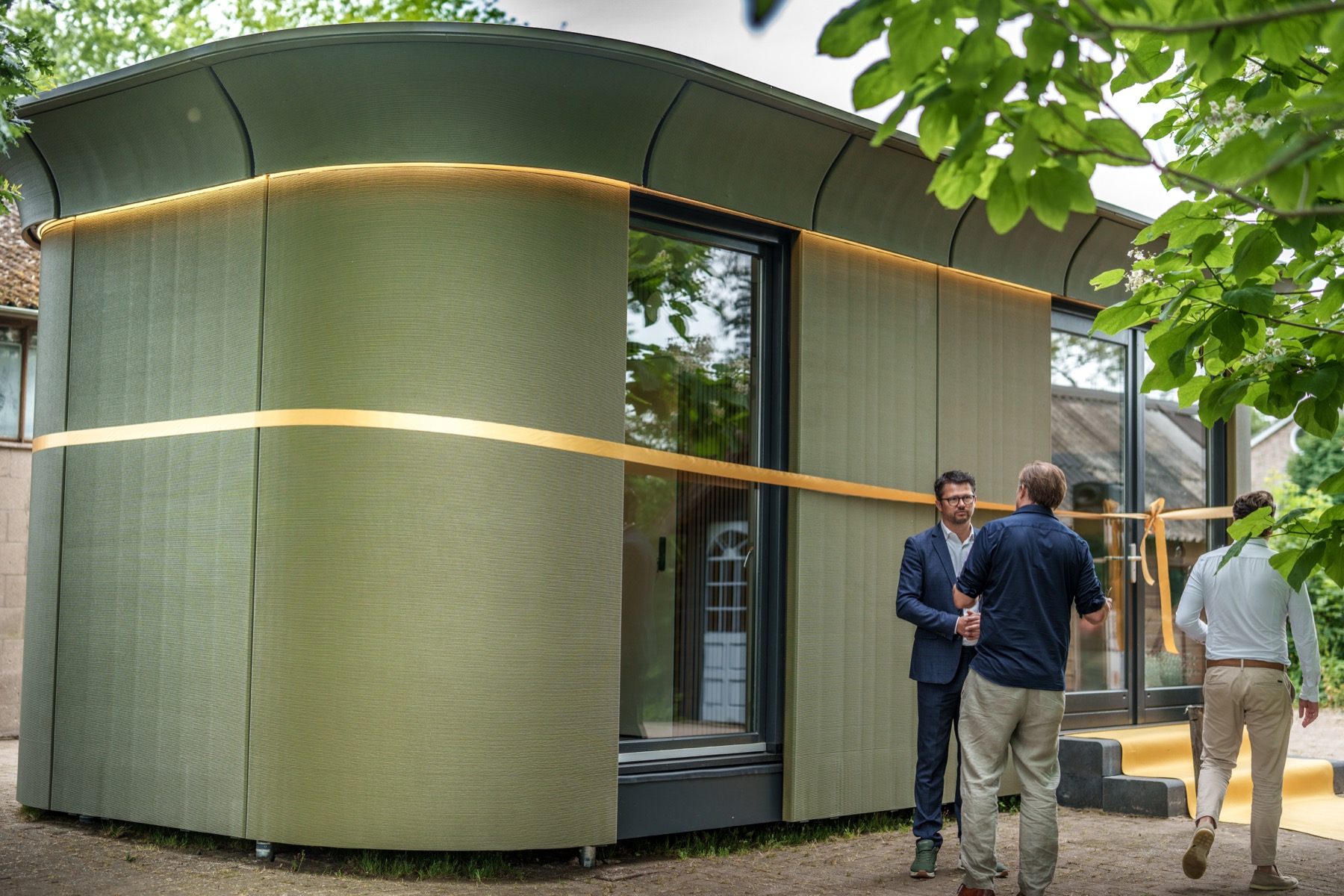 Opening van Silva Embrace 32 in Everdingen met geel lint rond de gevel