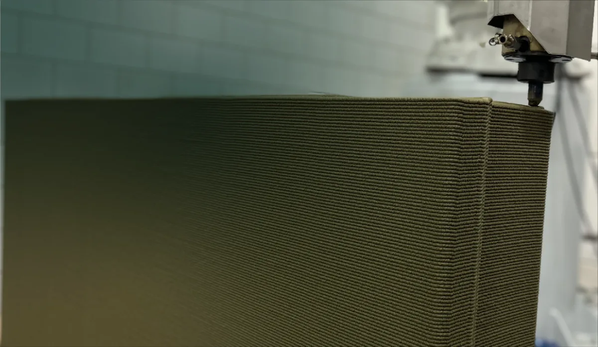 De Silva-robot print laag voor laag een Silco7-wand in onze productielocatie in IJsselstein