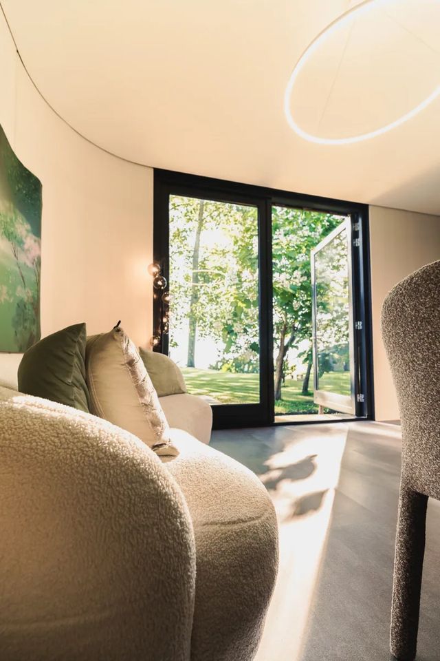 Licht beweegt door de lounge van de Silva